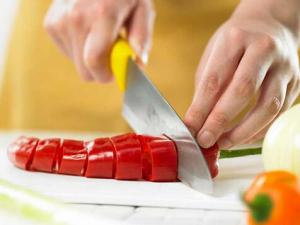 切辣椒辣手怎么辦?正確切辣椒的方法