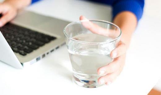 空腹喝鹽水能排毒?謠言!怎么喝水才健康?