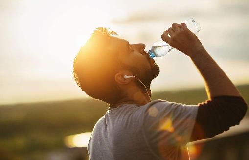 空腹喝鹽水能排毒?謠言!怎么喝水才健康?