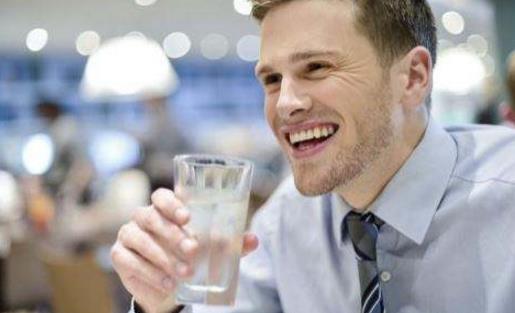 空腹喝鹽水能排毒?謠言!怎么喝水才健康?