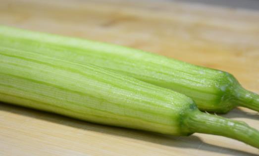 絲瓜里面的籽變黃能吃嗎 絲瓜切好了需要泡水嗎