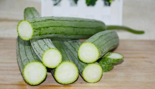 絲瓜里面的籽變黃能吃嗎 絲瓜切好了需要泡水嗎