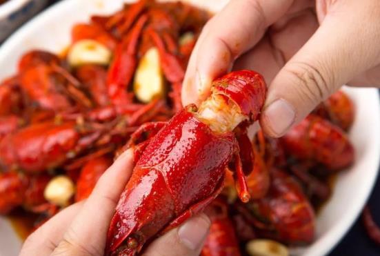 不去蝦線的小龍蝦能吃嗎?小龍蝦的頭部為什么要剪掉?