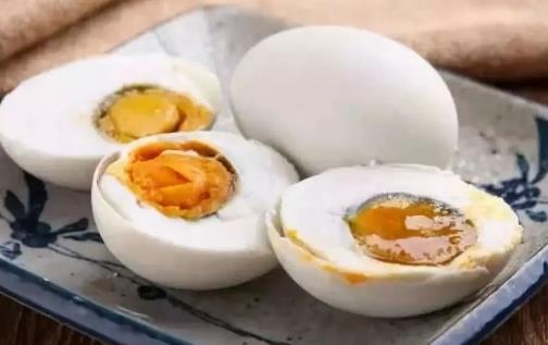 鴨蛋腌多久可以吃 腌好的咸鴨蛋怎么保存