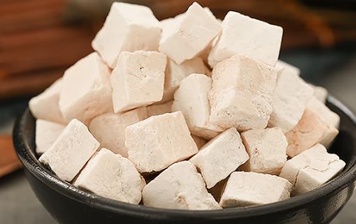 茯苓的味道應(yīng)該是怎樣的 茯苓可以打成粉生吃么