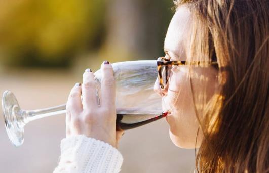 喝完酒可以洗澡不 喝酒不能超過多少