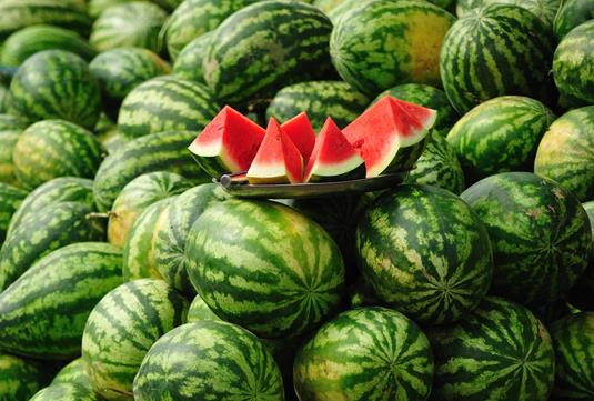 西瓜是不是越重越好?吃隔夜西瓜有什么危害?