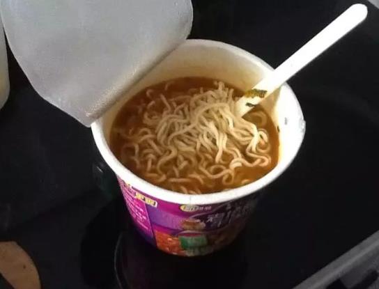 泡面是泡著吃熱量高還是干吃熱量高?吃泡面該不該喝湯?