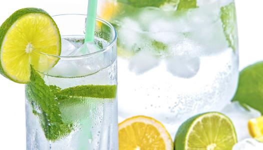 白天喝檸檬水會長斑嗎 檸檬泡一晚上第二天還能喝嗎