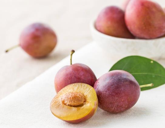 西梅皮可以吃下去嗎?西梅是熱性的還是涼性的?