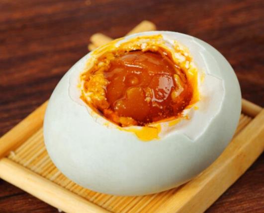 為什么咸鴨蛋黃有一層黑色的?咸鴨蛋吃著臭是不是壞了