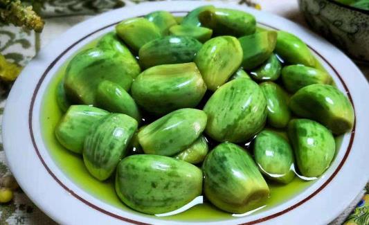 女人經常吃臘八蒜好嗎 吃臘八蒜能降血壓嗎