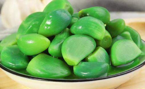 臘八蒜可以用塑料容器裝嗎 腌制臘八蒜瓶子有水有影響嗎