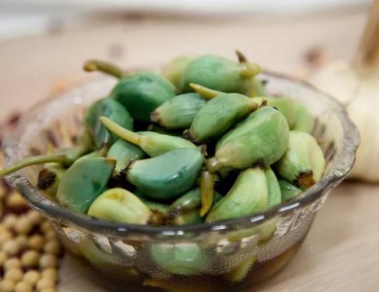 臘八蒜很酸怎么辦?如何讓臘八蒜變成深綠色