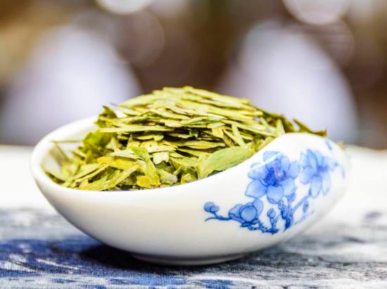 泡龍井茶第一泡要沖掉嗎?龍井茶泡出來(lái)發(fā)紅是什么原因