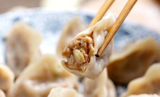 包好的餃子怎么放冰箱不會粘 包好的餃子放冰箱粘在一起了怎么辦