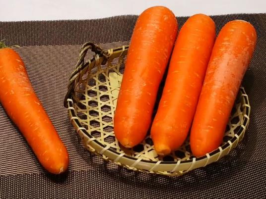 胡蘿卜長白根了還能吃嗎?胡蘿卜榨汁了直接喝嗎