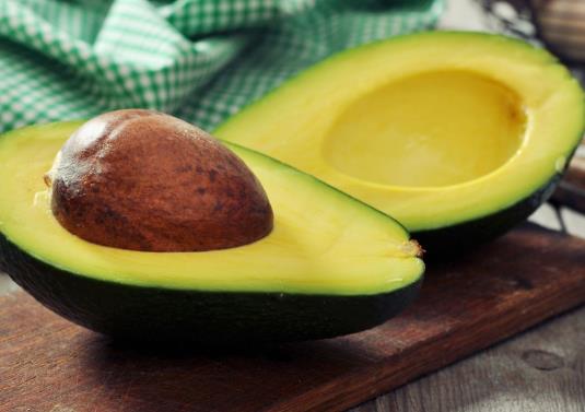 牛油果切開有黑色點點還能吃嗎?牛油果怎么買熟的