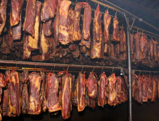 ?臘肉抹上鹽和花椒沒有腌過(guò)就晾曬可以嗎?腌制臘肉白酒和鹽是不是一起放