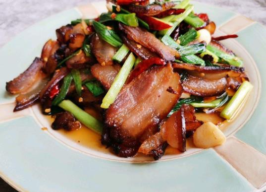 ?臘肉過(guò)期了但包裝很好能不能吃?臘肉一直放在冷藏室二年多了可以吃嗎