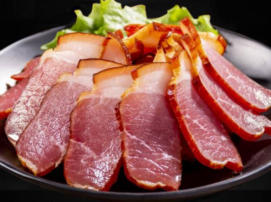 ?臘肉上的白點(diǎn)是鹽霜還是霉菌?臘肉曬出鹽霜需要處理嗎