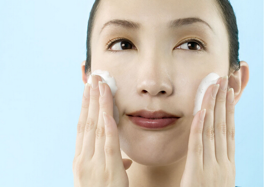男士油性皮膚用什么洗面奶?女生油性皮膚用什么洗面奶?