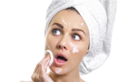 喝水越多皮膚就越水潤嗎 皮膚保濕的誤區有哪些