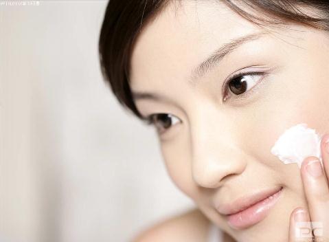 女性應預防化妝品導致的皮膚過敏反應,寒冷冬季日常護理很重要