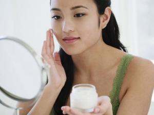 夏季油性皮膚如何去油?油性皮膚用什么護(hù)膚品