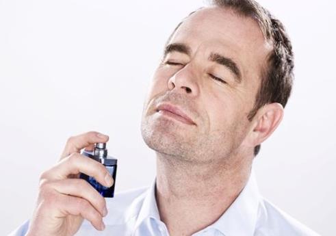 男士“香水”涂在哪里更顯男人味兒