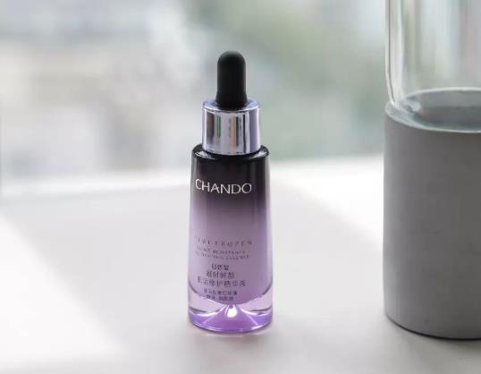 自然堂小紫瓶和歐萊雅小黑瓶哪個好?自然堂小紫瓶精華含酒精嗎