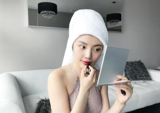 黑頭擠出來的白色東西很臭正常嗎?擠黑頭會讓毛孔變大嗎?