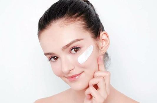 淡鹽水敷臉能修復(fù)敏感肌嗎?用礦泉水敷臉能起到補(bǔ)水的作用嗎