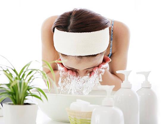 油皮痘肌怎么護膚?用素顏霜要卸妝嗎?