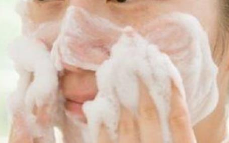 到了一定的年紀(jì)之后皺紋就會(huì)開(kāi)始慢慢長(zhǎng)出來(lái) 不想長(zhǎng)皺紋要少吃點(diǎn)