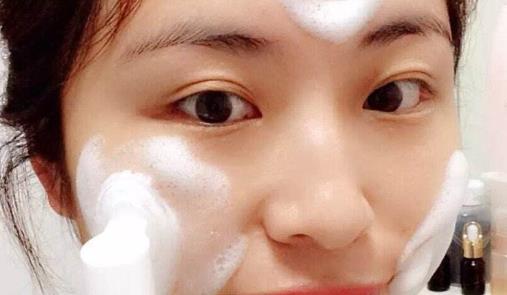 鼻尖上頑固的黑頭是每個人都有的煩惱 5個妙招快速去黑頭