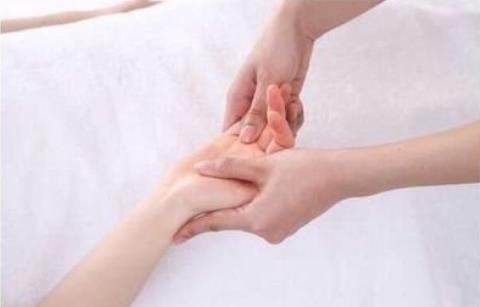 適量喝啤酒皮膚能抗皺嗎 讓你皮膚更緊致的按摩方法