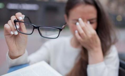 日常該怎么預防眼袋的形成 有眼袋該怎么去眼袋