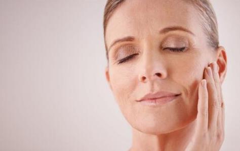 愛喝酒的人皮膚會越來越差嗎 保養皮膚有什么妙招