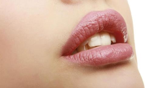 嘴唇干燥起皮該怎么辦 嘴唇干燥起皮用什么唇膏