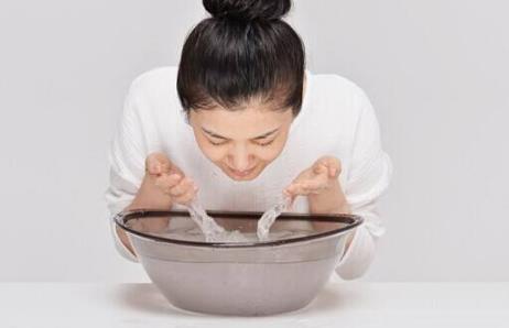 用淘米水洗臉的正確方法 洗臉的誤區(qū)你犯過嗎