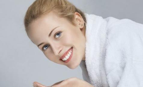 皮膚缺水了怎么給皮膚補(bǔ)水 要給皮膚補(bǔ)水吃什么比較好