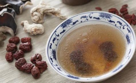 皮膚缺水了怎么給皮膚補(bǔ)水 要給皮膚補(bǔ)水吃什么比較好