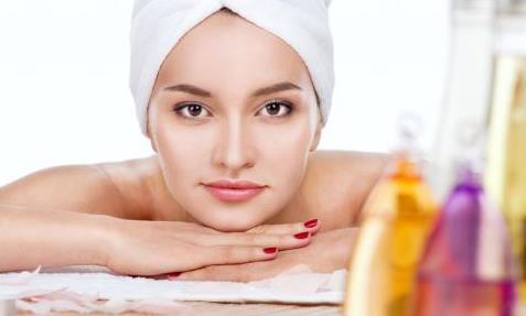 皮膚缺水了怎么給皮膚補(bǔ)水 要給皮膚補(bǔ)水吃什么比較好