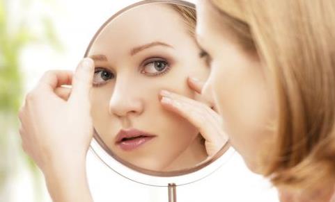 夏季敏感肌膚的護理方法 夏季護膚美容易出現(xiàn)的誤區(qū)