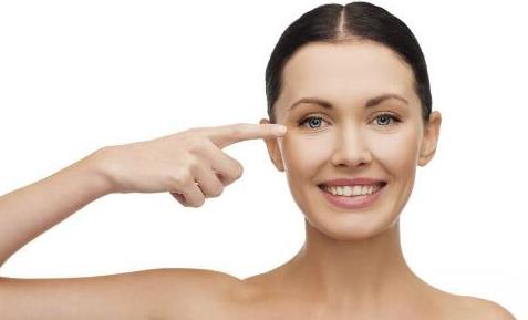 夏季敏感肌膚的護理方法 夏季護膚美容易出現(xiàn)的誤區(qū)