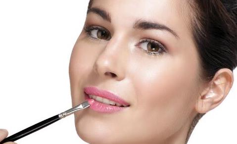 夏季敏感肌膚的護理方法 夏季護膚美容易出現(xiàn)的誤區(qū)