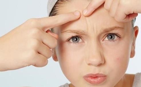 長閉合性粉刺的原因 怎么樣擺脫處理閉合性粉刺