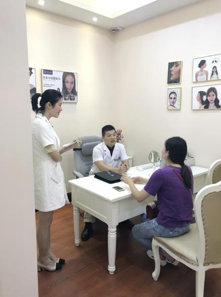 廈門臉博士整形醫院可信嗎 拉斯鼻整形修復技術免費拯救了這個無鼻小孩