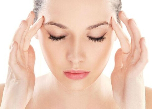 經(jīng)期頭痛是怎么回事?怎樣緩解經(jīng)期頭痛